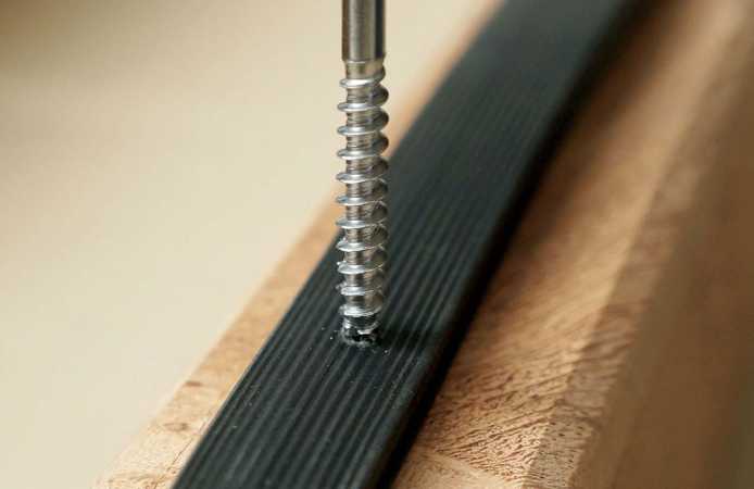 Distanzprofil GUMO D 10 m Rolle – 15 mm x 7 mm – Konstruktiver Holzschutz & Belüftung für Terrassenunterkonstruktionen